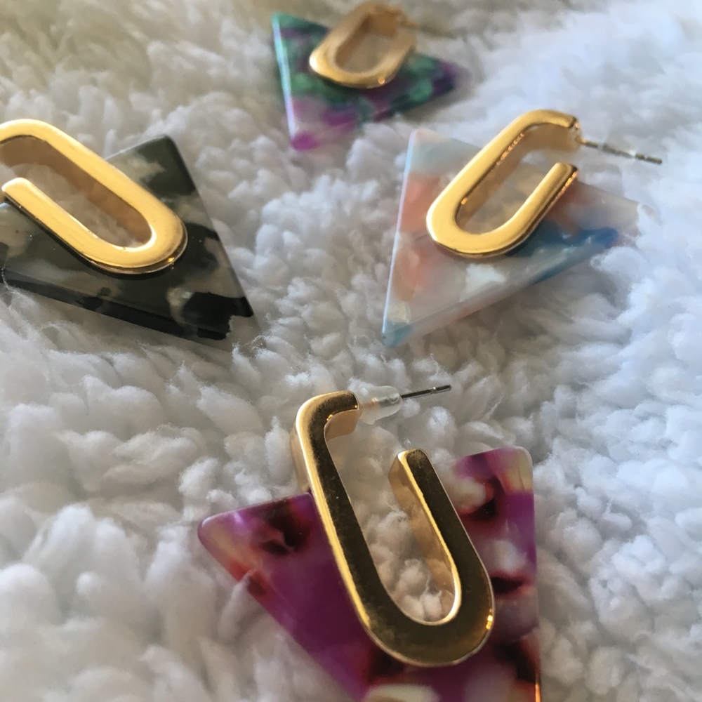 Marble Acid Tortoise Shell Triangle Gold Earrings - Picture 6 of 7